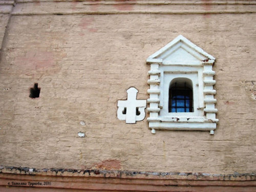 Окно на соборной стене