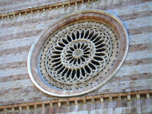 Розетка на фасаде церкви Святой Кьяры