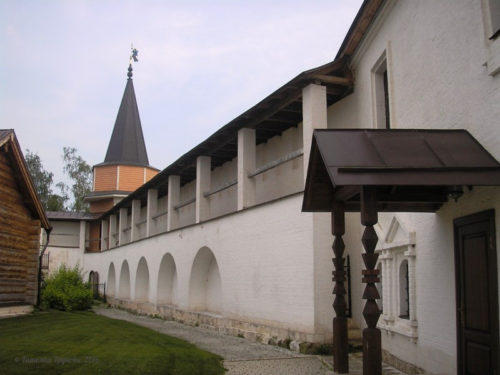 Монастырская стена с галереей