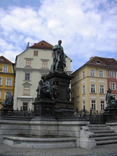 Памятник и фонтан