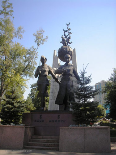 Памятник защитницам (Алматы)