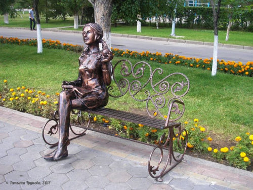 Девушка с книгой (Астана)