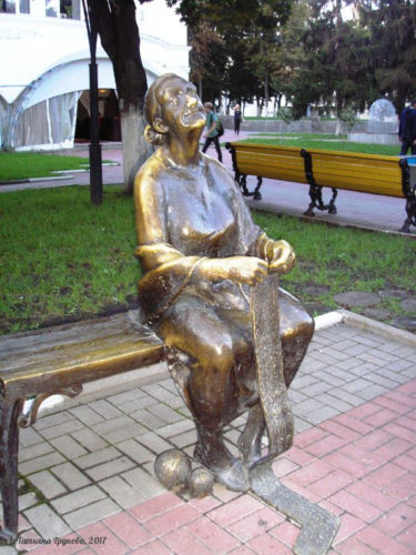 Памятник бабушке (Белгород) 