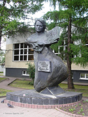 Памятник поэтессе Евдокии Лось (Витебск) 