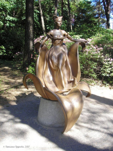 Женская скульптура