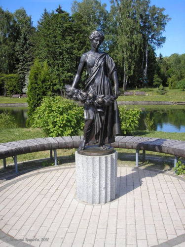 Скульптура женщины (Минск, Ботанический сад)