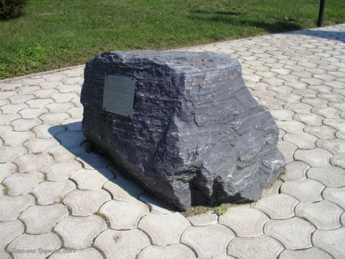 Камень у церкви