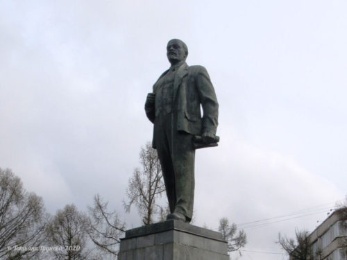 Памятник на площади