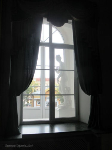 Статуя у окна