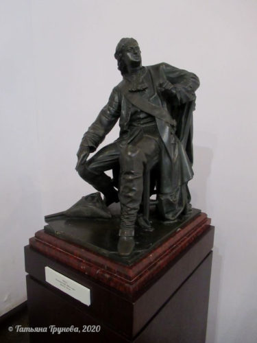 Скульптурное изображение Петра