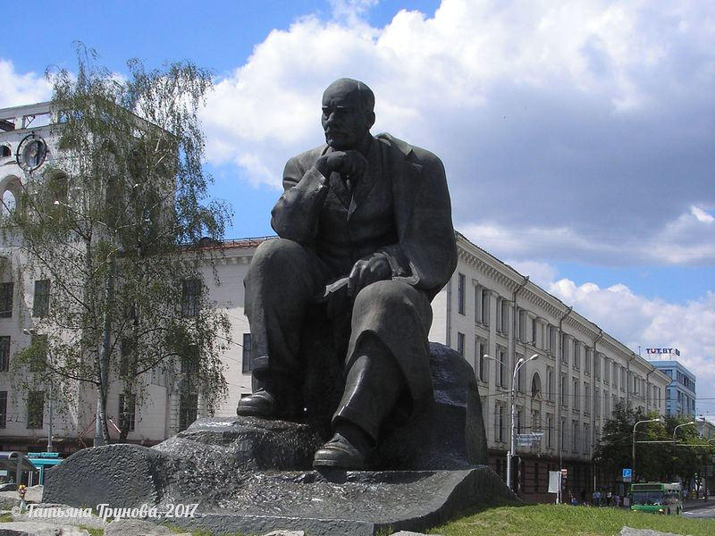 Памятник коласу в минске фото