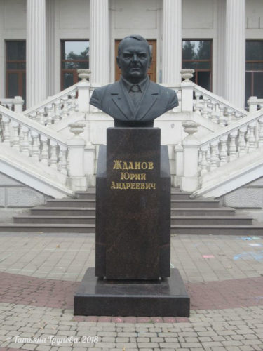 Памятник Жданову