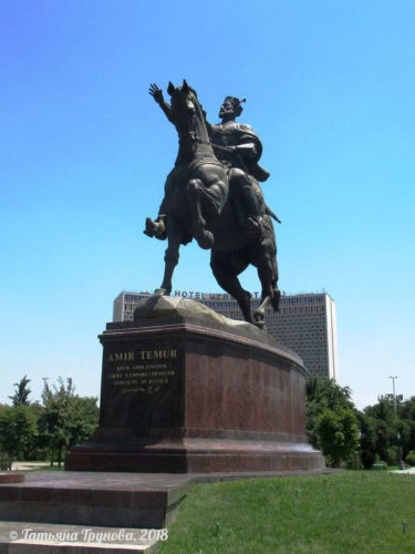 Памятник Амиру в Ташкенте