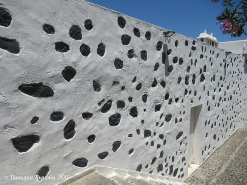 Стена с черными камнями