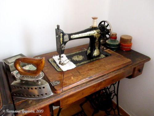 Швейная машинка и утюг