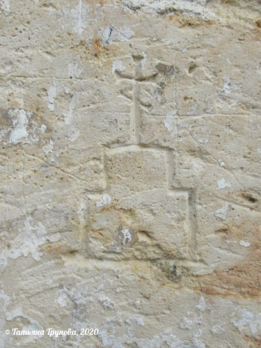 Граффити (крест на постаменте)