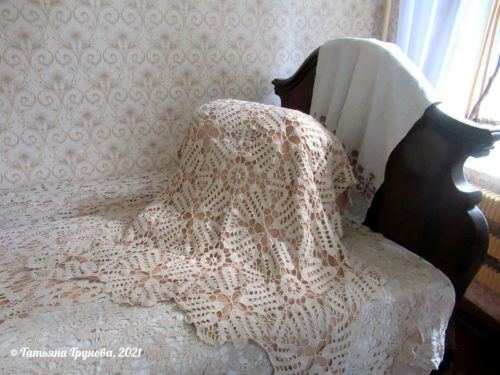 Подушки в комнате матери
