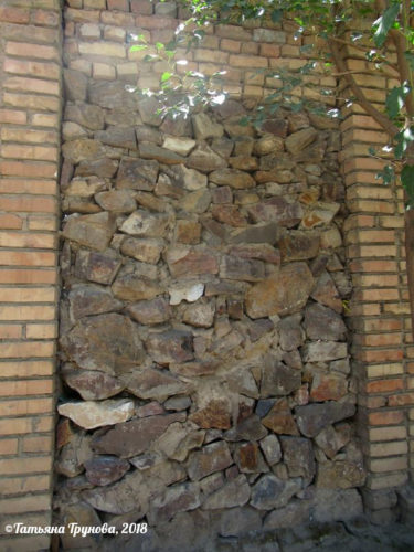 Стена из камней