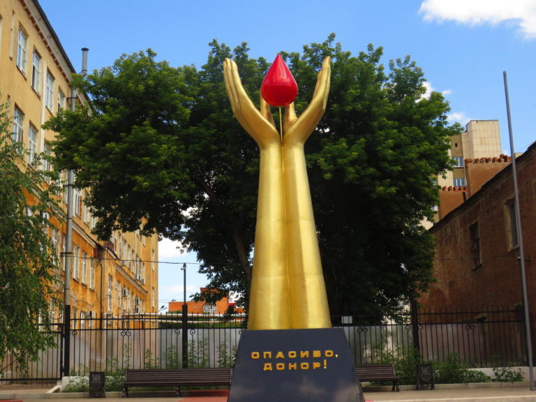 Памятник донорам в Оренбурге