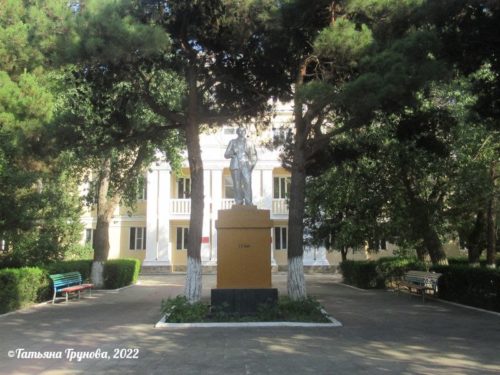 Памятник Ленину (университет)