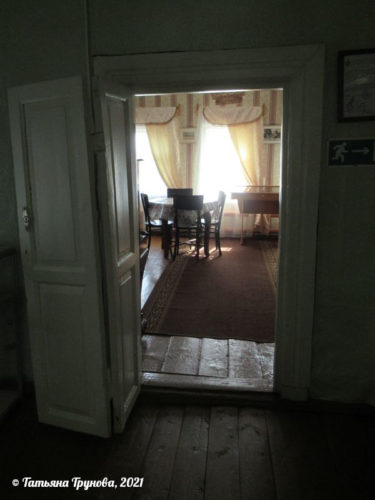 Дверь в гостиную