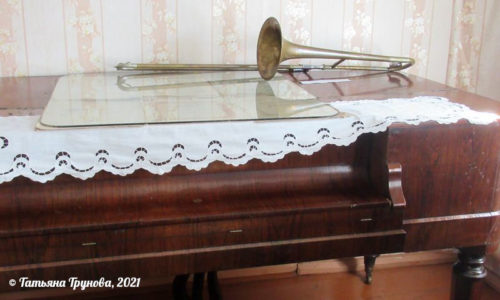 Инструмент на рояле
