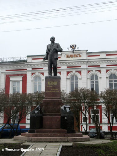 Владимир (памятник у банка)