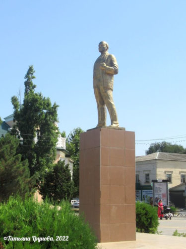 Каспийск (памятник на площади)