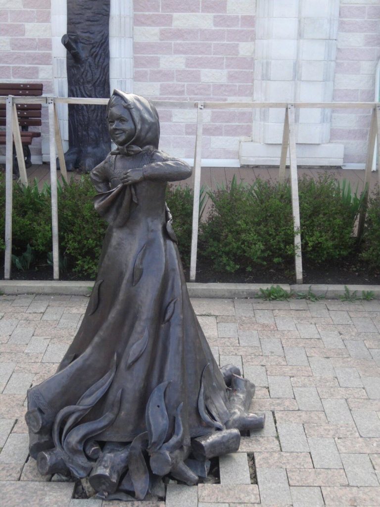 Памятник Огневушке в Златоусте