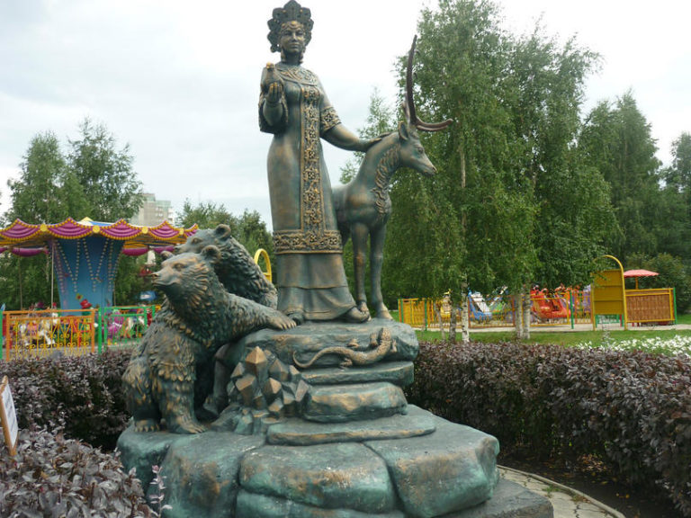 Памятник Хозяйке Медной горы в Екатеринбурге