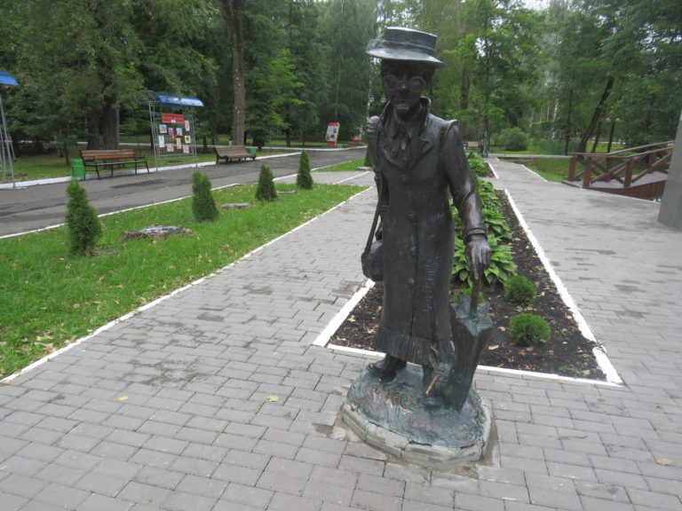 Памятник Старухе Шапокляк в Саранске